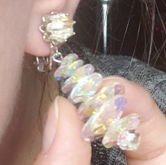 Gorgeous VENDOME Aurora Borealis Clear Crystal Criss Cross Stacked Beaded Clips - Picture 7 of 10